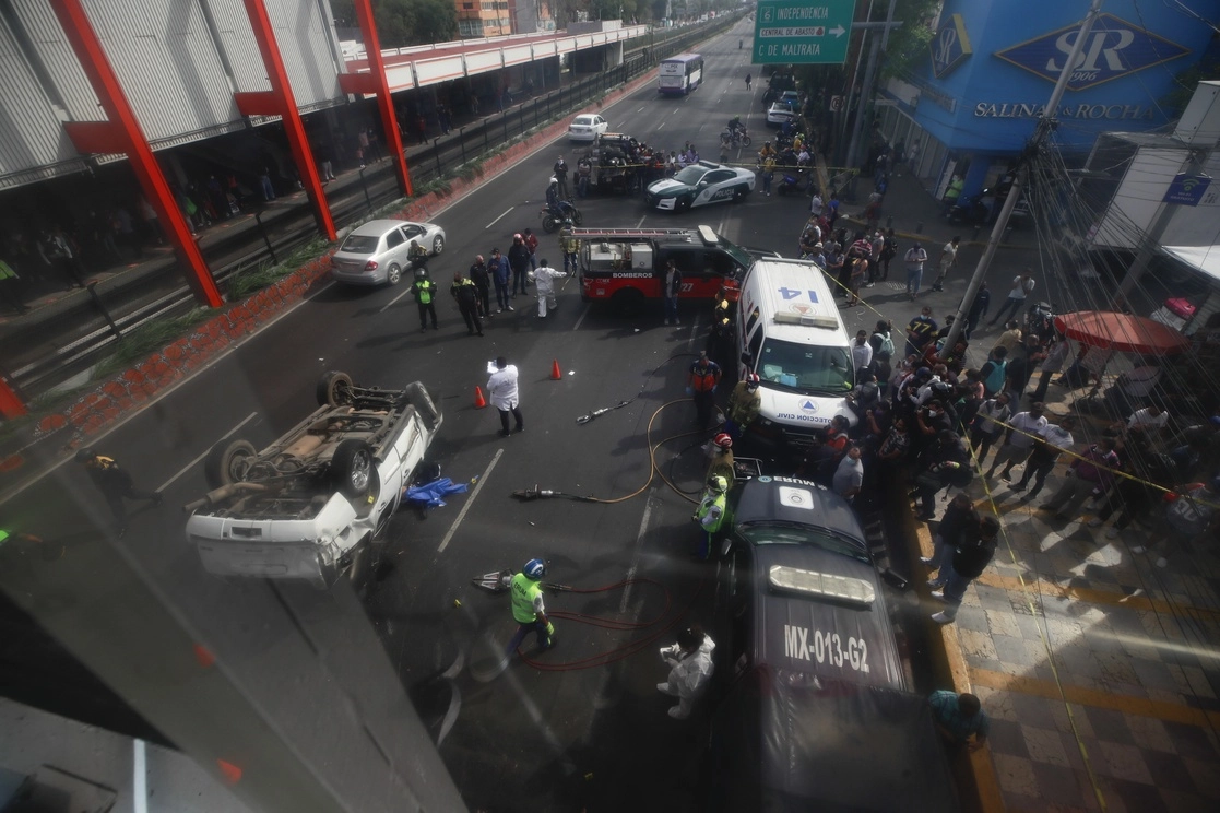 Cuerpos de emergencia acudieron a calzada de Tlalpan, frente a la estación Nativitas, donde se registró un aparatoso choque. Foto Víctor Camacho
