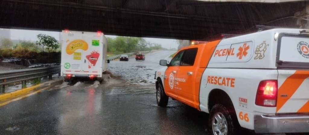 Protección Civil Nuevo León (PCNL) informó que, la corriente arrastró a dos vehículos en la colonia Villa Campestres. Foto Tomada de https://www.facebook.com/proteccioncivilnuevoleon