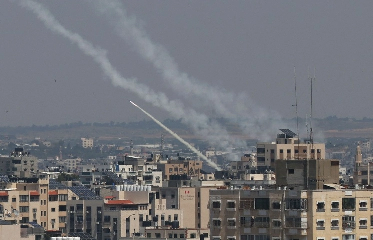Se disparan cohetes desde la ciudad de Gaza hacia Israel, el 10 de mayo de 2023. Foto Afp