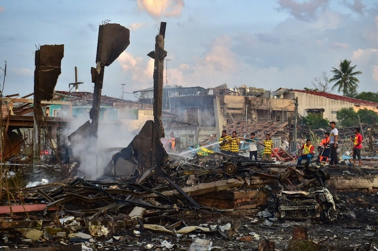 Continúa la búsqueda de víctimas bajo los escombros del almacén que explotó en Narathiwat, al sur de Tailandia. Foto Afp 