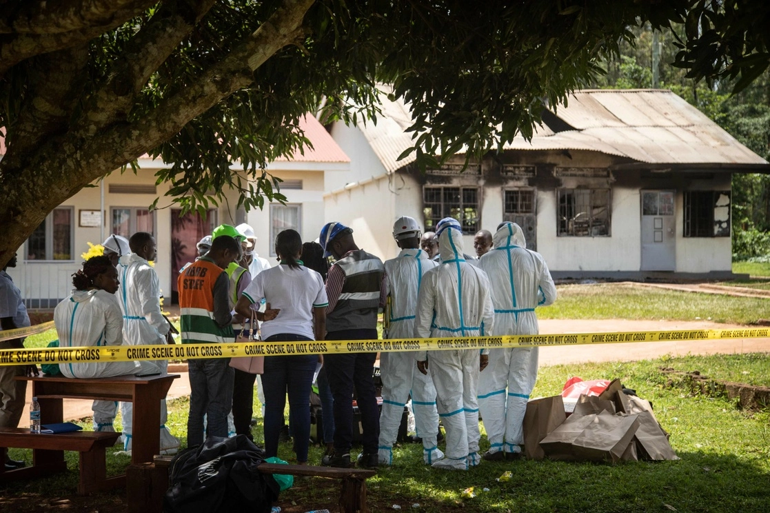 Autoridades indagan el origen del incendio en la escuela para invidentes ocurrido en el distrito de Mukono, al este de la capital Kampala. Foto Afp