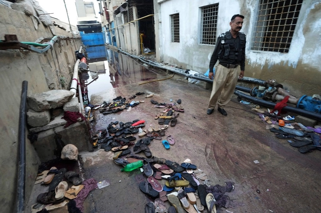 Sitio donde sucedió la estampida en el centro de alimentos al sur de Pakistán. Foto Afp