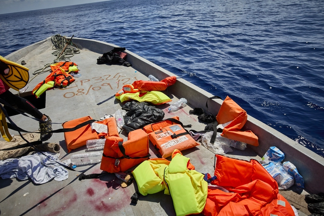 Varios chalecos salvavidas en una pequeña embarcación de migrantes en el Mar Mediterráneo. Foto Europa Press / Archivo