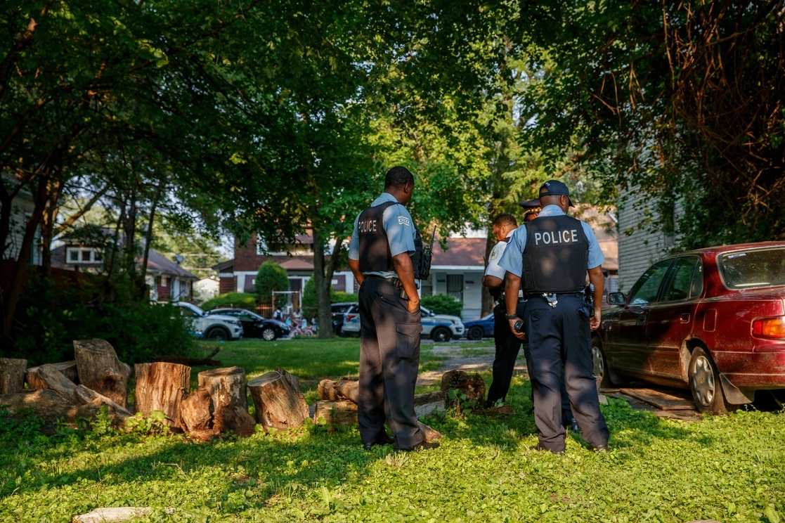 Oficiales trabajan en la escena donde una niña recibió un disparo en la pierna en un callejón de West Pullman, Chicago. Ap