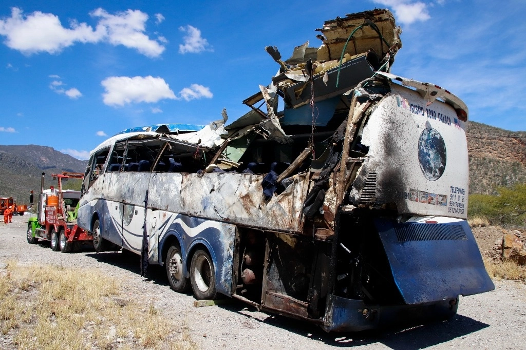 La unidad accidentada durante la madrugada de ayer en el kilómetro 91 de la carretera Oaxaca-México pertenecía a la empresa Turismo Xoxo y había salido del Centro de Movilidad Migratoria de San Sebastián Tutla. Foto Ap