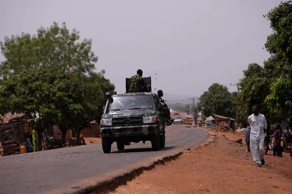 Una patrulla del ejército nigeriano vigila la localidad de Kuriga, Kaduna en Nigeria. Foto Ap