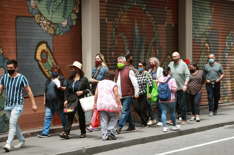 Gente caminando por las calles de la CDMX. Foto María Luisa Severiano/ Archivo 