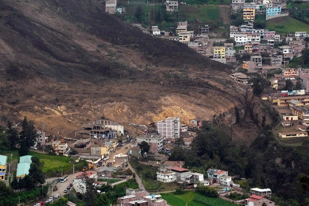 Algunas casas permanecen en pie después de un deslizamiento de tierra mortal causado por las fuertes lluvias que sepultaron decenas de viviendas en Alausi, Ecuador, el lunes 27 de marzo de 2023. Foto Ap