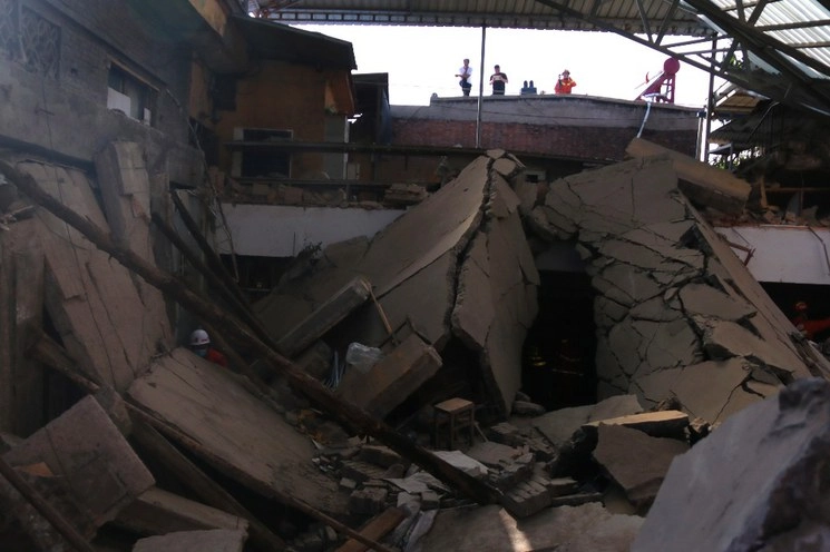 Los equipos de rescate buscan víctimas tras el colapso de un restaurante de dos pisos en el condado de Xiangfen en la provincia de Shanxi, en el norte de China. Foto Ap
