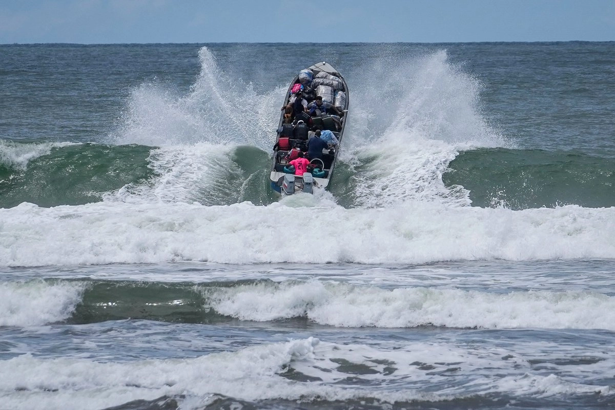 Las autoridades aún no han determinado de dónde provenía el bote. Foto