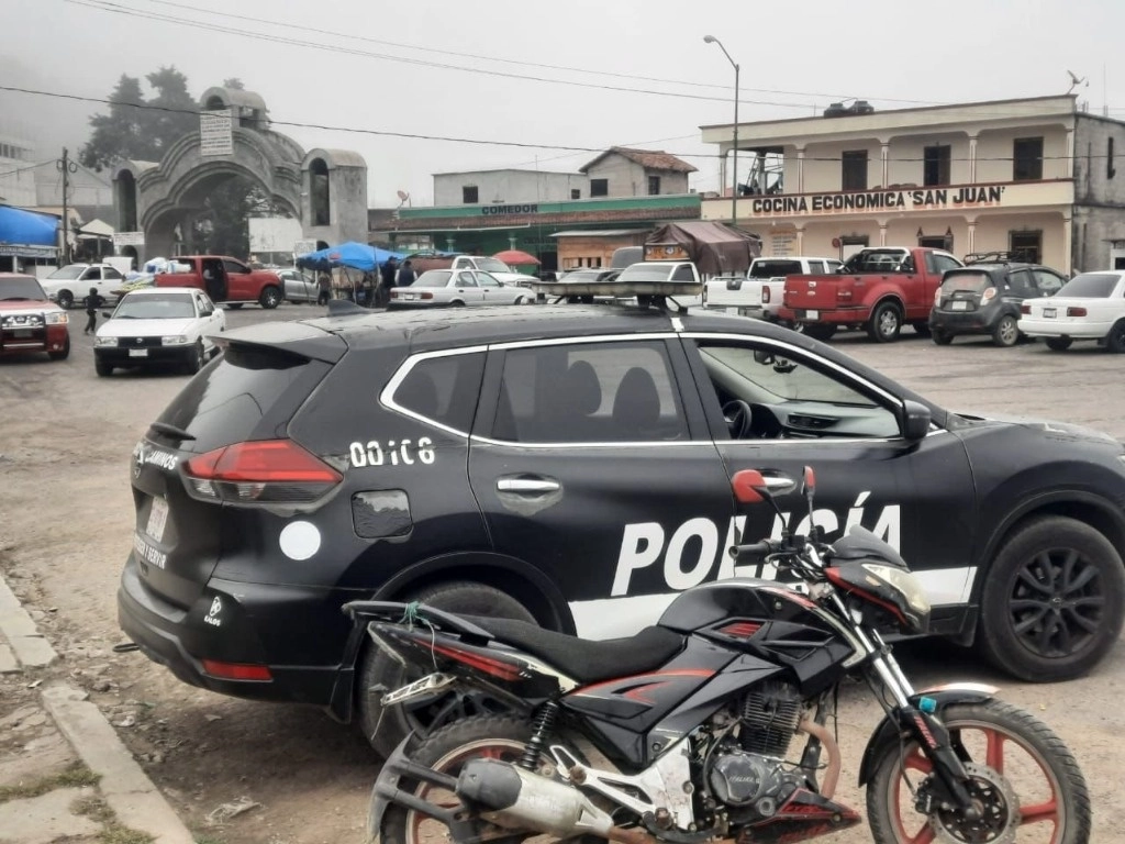 La Fiscalía General del Estado (FGE) informó que luego de recibir “el reporte de la noticia criminal, elementos de la Policía de Investigación adscrito a la Fiscalía de Distrito Metropolitano se trasladaron al mercado de Patria Nueva. Foto @ssypcchiapas
