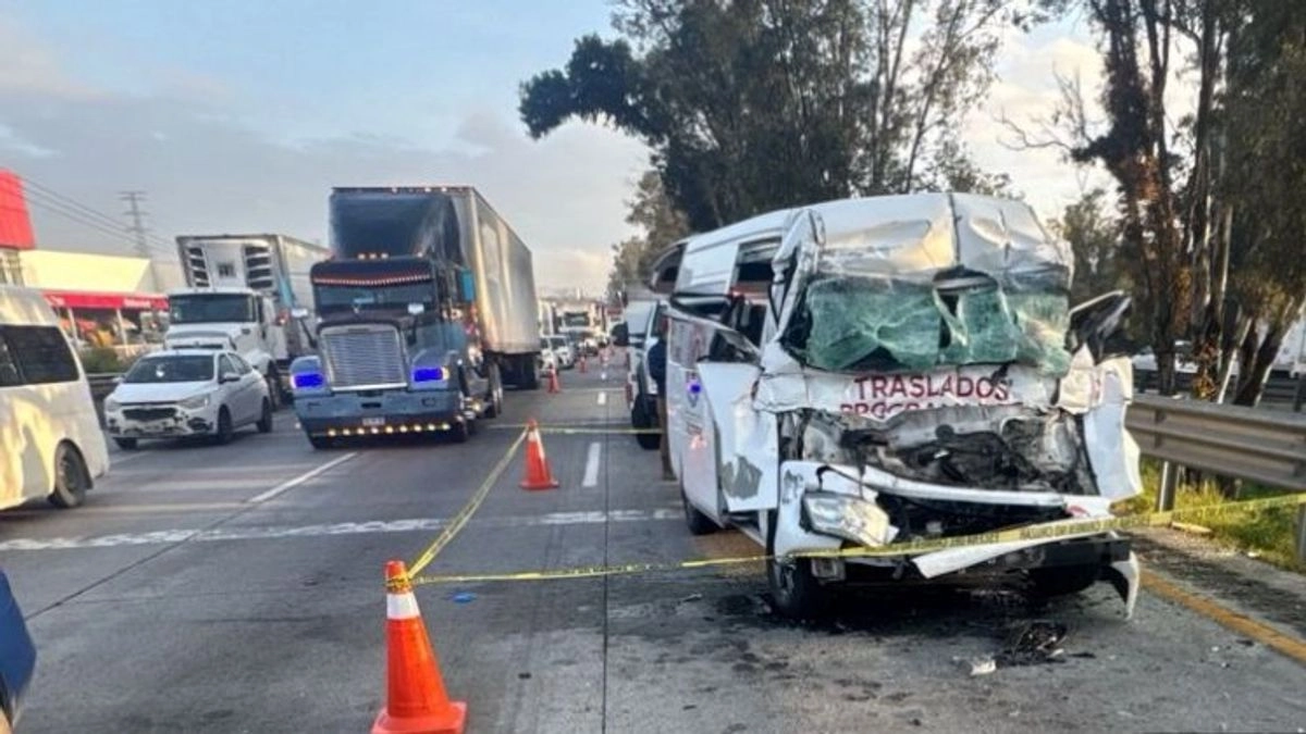 Protección Civil del estado de México confirmó de forma preliminar nueve lesionados y dos fallecidos luego que una ambulancia de traslados se impactara contra la parte trasera de otro vehículo en el kilómetro 43.5 de la autopista México-Querétaro. Foto 