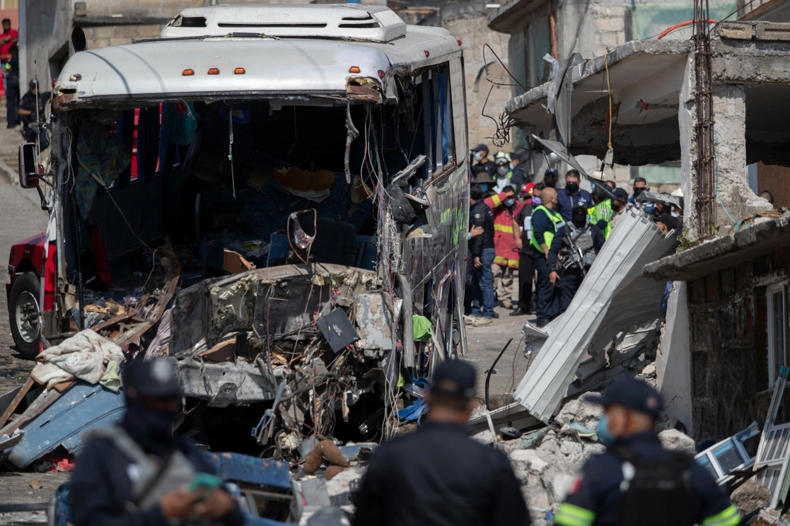 Un autobús turístico que trasladaba a 50 personas provenientes de Michoacán se quedó sin frenos y se impactó de frente contra una vivienda en la comunidad de San José del Guarda, en la carretera Joquicingo-Malinalco, informó el gobierno del Edomex. Foto Alfredo Domínguez