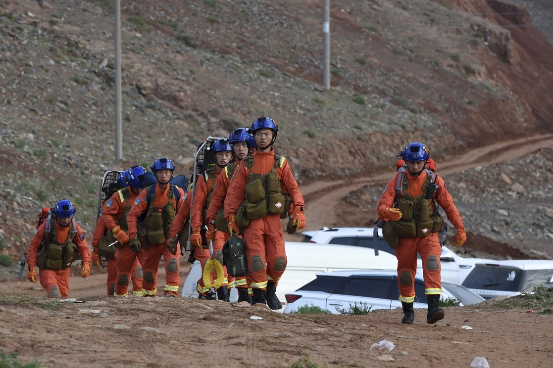 Los rescatistas ingresan al lugar del accidente para buscar sobrevivientes tras el maratón realizado en la provincia de Gansu al noroeste de China. Foto Ap
