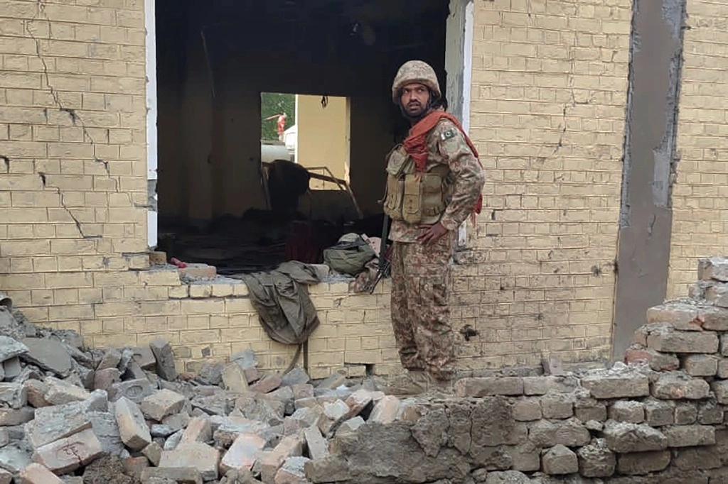 Los militares frustraron un ataque llevado a cabo por seis hombres armados que, después, perpetraron un atentado suicida con un vehículo en la entrada del edificio. Foto Ap