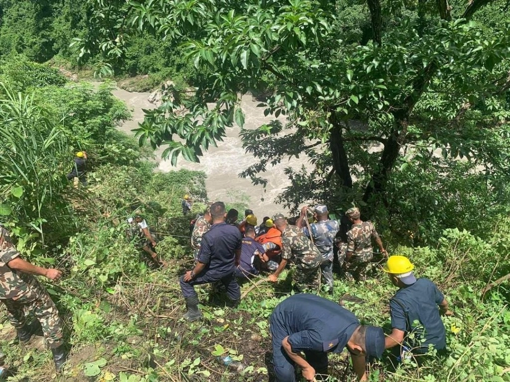 Rescatistas trabajan en el sitio de un accidente en el distrito de Tanahun de la provincia de Gandaki, Nepal, el 23 de agosto de 2024. Foto Xinhua