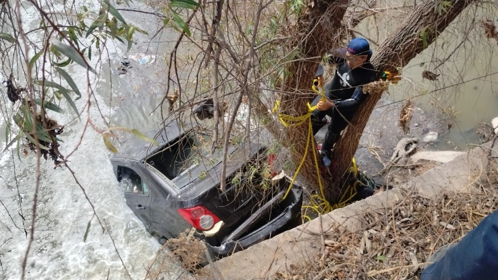 Testigos refirieron que el vehículo se desplazaba en dirección de oriente a poniente por el camino de terracería citado y aparentemente bajo los influjos del alcohol el conductor salió del camino. Foto Cortesía de la SSPE