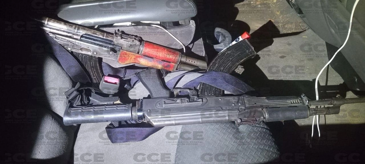Tras la detención se logró el aseguramiento de armas que portaban los presuntos sicarios. Foto