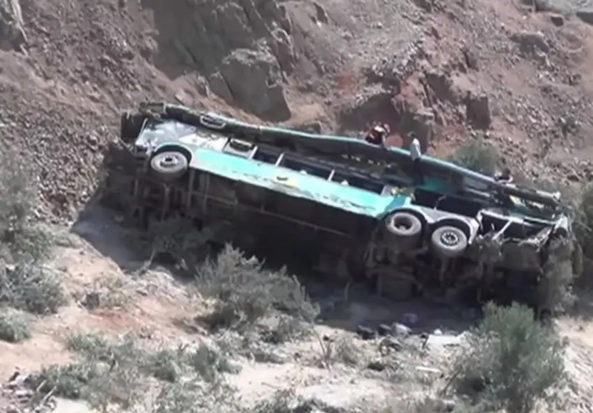 Un autobús de pasajeros de la empresa Llamosas cayó a un barranco cuando circulaba por la carretera Panamericana, a 785 kilómetros al sur de la capital, Lima; hasta el momento se contabilizan 37 muertos y 13 heridos. Foto 
