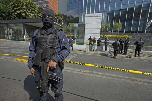 Policías resguardan la zona donde ocurrió un crimen en imagen de archivo. Foto