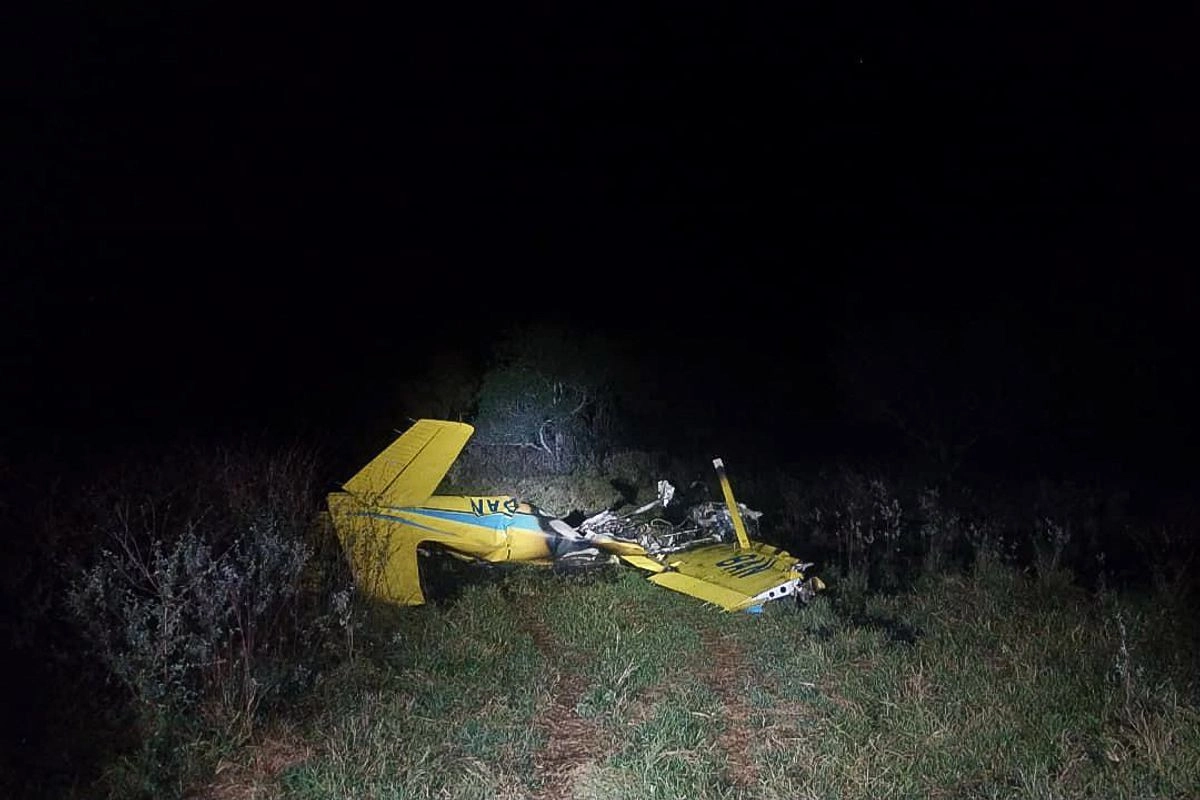 Esta fotografía, publicada por el Departamento de Bomberos de Mato Grosso do Sul, muestra un avión accidentado donde falleció el arquitecto chino Kongjian Yu junto con otros tres ocupantes en los humedales del Pantanal en Aquidauana, estado de Mato Grosso do Sul, Brasil, el 23 de septiembre de 2025. 