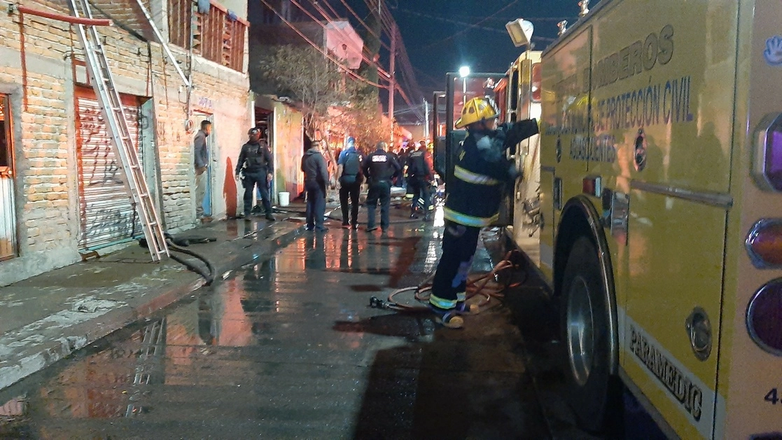 Cuatro muertos, dos de ellos niños, fue el saldo de un incendio presuntamente intencional en una vivienda al sur de la ciudad, el 28 de enero de 2021. Foto Claudio Bañuelos