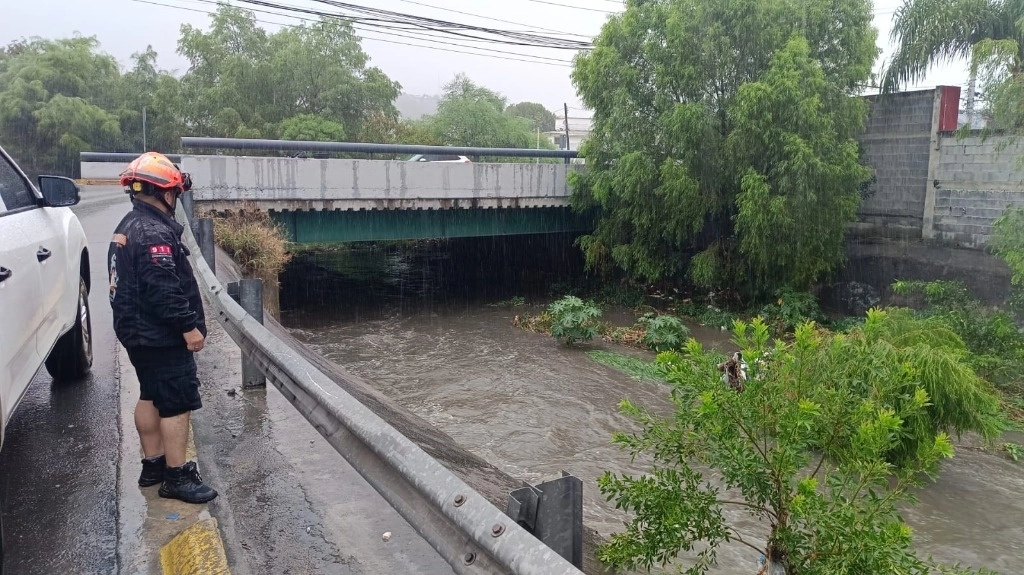 Las intensas lluvias registradas en la zona metropolitana de Monterrey continuaron durante la madrugada del jueves y obligaron a implementar cierres viales en distintos puntos de la ciudad neoleonesa, el 20 de junio de 2024. Foto ‘La Jornada’