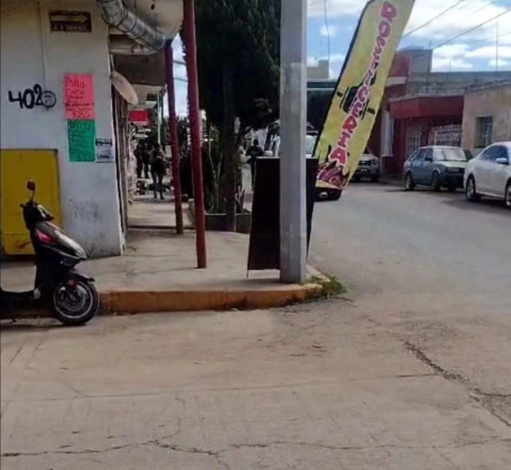 En el ataque al mando policiaco murió uno de sus escoltas y tres civiles que estaban en el lugar. Foto redes sociales