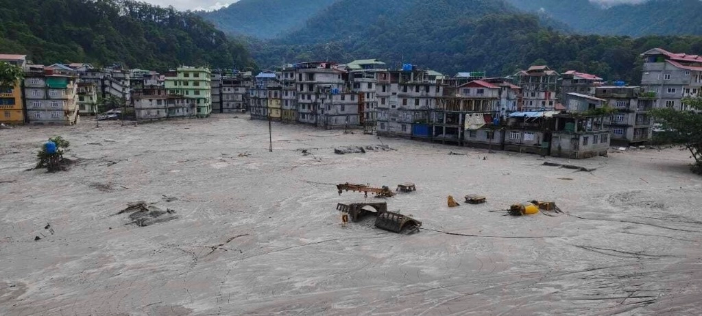 Un lago glacial en lo alto de las montañas se desbordó en la ciudad de Rangpo en Sikkim, India, el viernes 6 de octubre de 2023. Foto Ap
