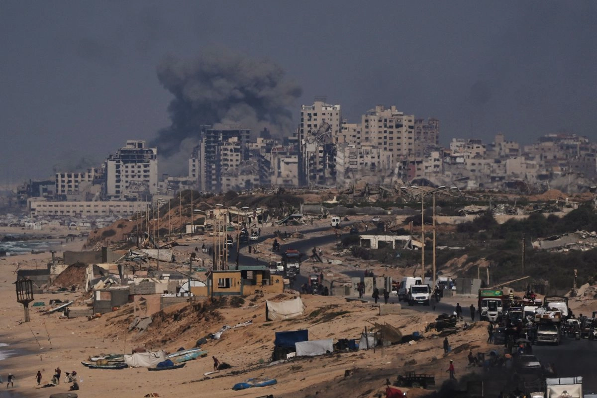 El humo se eleva tras un ataque militar israelí en la ciudad de Gaza, visto desde el centro de la Franja de Gaza, el 26 de septiembre de 2025.