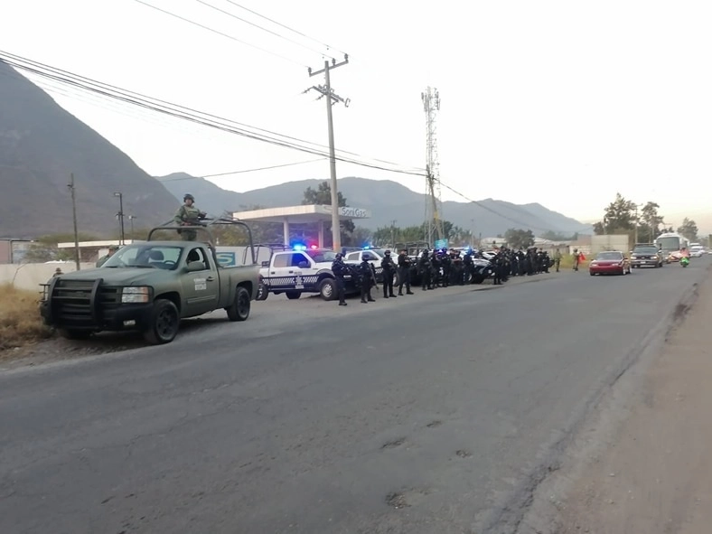 En el lugar fueron encontradas diversas armas y, de acuerdo con lo trascendido, es evidencia que relaciona a los presuntos delincuentes con autoridades locales que les brindaban protección. Foto @SP_Veracruz 