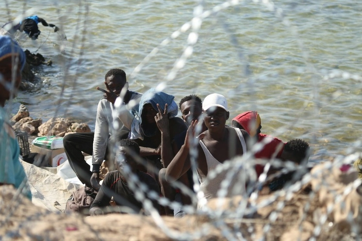 Autoridades de Libia hallaron los cuerpos de los indocumentados subsaharianos en una región cercana a la zona limítrofe con Túnez, que ha recibido duras condenas por impedir el paso y devolver, en condiciones inhumanas, a los migrantes a sitios “remotos del desierto”. Foto Ap