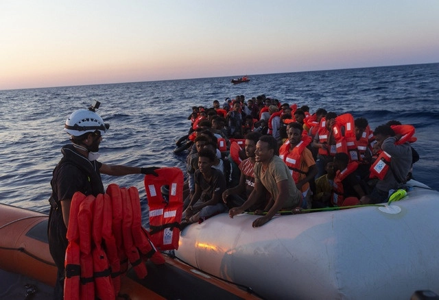 41 hombres, 25 mujeres y dos niños sobrevivieron. Ninguno tenía problemas médicos urgentes. Foto Ap
