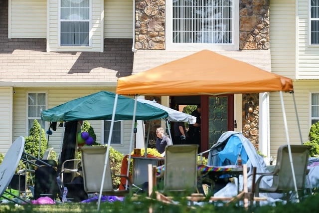 Investigadores inspeccionan la escena del tiroteo en Fairfield Township, Nueva Jersery. Foto Ap 