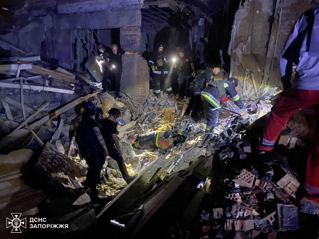 Rescatistas inspeccionan los escombros de un hotel destruido después de un ataque ruso en Zaporizhzhia, en medio de la invasión rusa de Ucrania. Foto Afp 