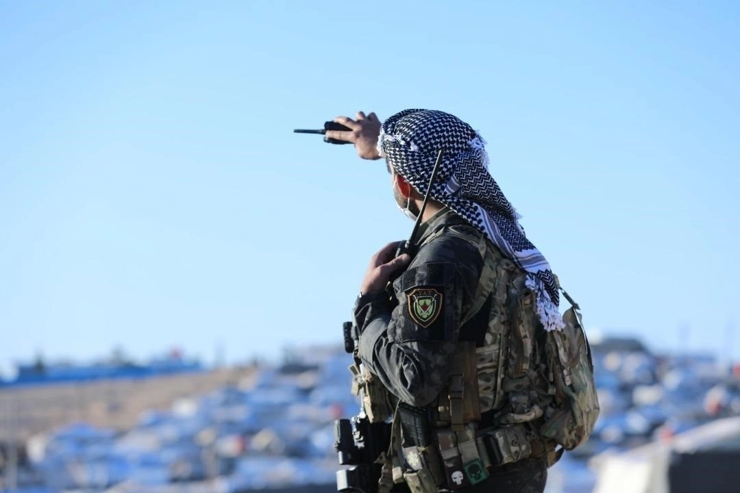 Un miliciano de las Fuerzas Democráticas Sirias (FDS) en el campamento de antiguos miembros del Estado Islámico en Al Hol, al noroeste de Siria. Foto Europa Press / Archivo