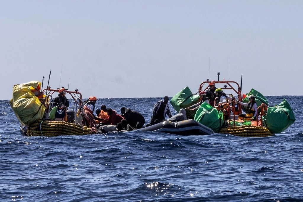 Supervivientes a bordo de un bote de goma desinflado rescatado en el mar Mediterráneo informaron que unas 60 personas que zarparon con ellos desde Libia hace una semana murieron durante el trayecto. Foto Ap 