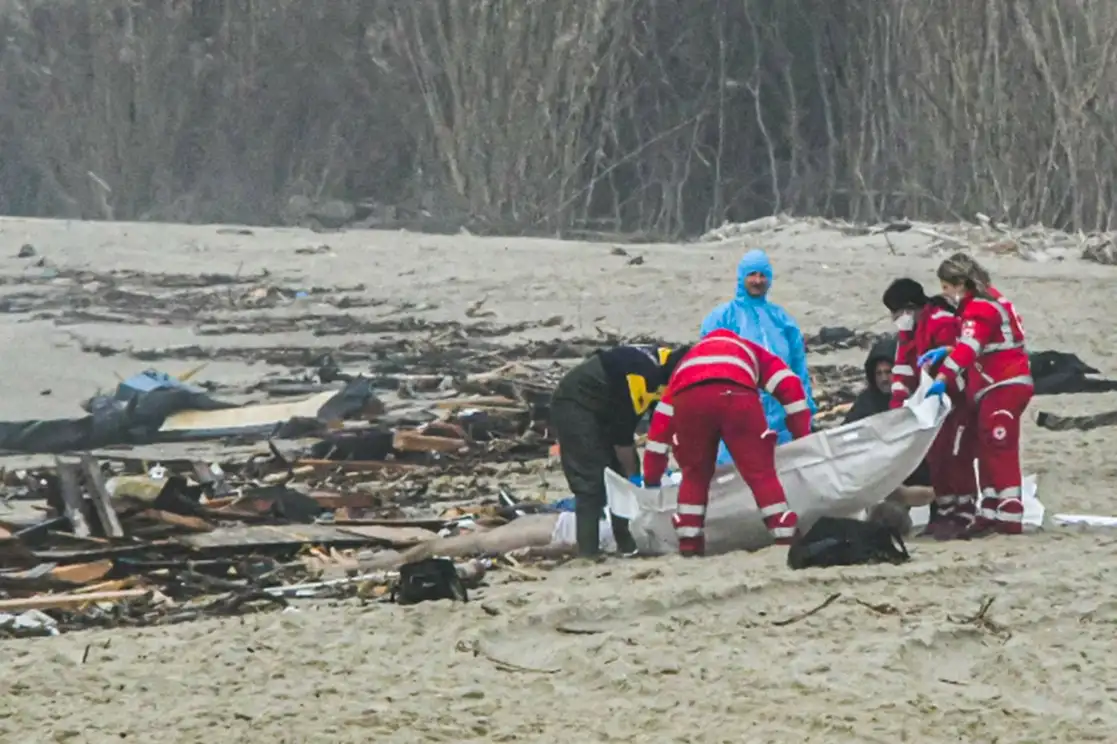 Rescatistas manejan una bolsa para cadáveres en el lugar de un naufragio de un bote con migrantes en Steccato di Cutro, al sur de Crotone, en la región de Calabria, en el sur de Italia. Foto Afp
