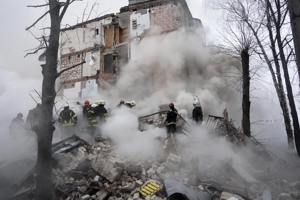 Rescatistas trabajan en un edificio dañado por un ataque ruso en Járkov, Ucrania, este martes. Foto Ap