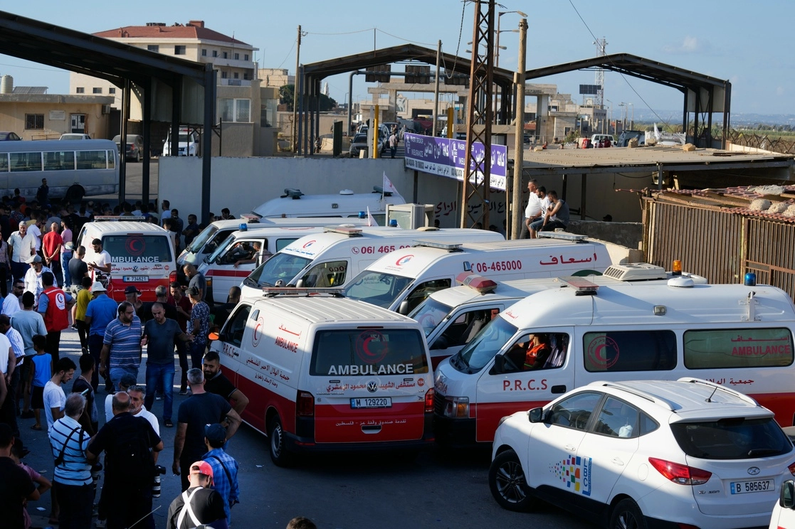 Ambulancias libanesas y palestinas esperan para recibir los cuerpos de los migrantes fallecidos tras hundirse el barco en aguas sirias, en el cruce fronterizo de Arida entre el Líbano y Siria, el 23 de septiembre de 2022. Foto Ap
