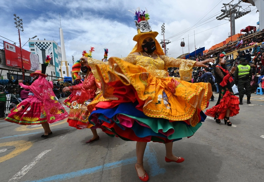Bailarines de la danza Waca Waca participan en el desfile principal del carnaval de Oruro en Oruro, Bolivia, el 26 de febrero de 2022. Foto Afp