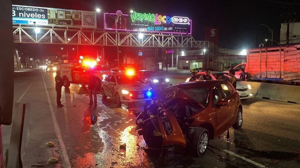 Se informó que socorristas trasladaron al Hospital General de Galeana a 19 pasajeros, mientras que unos 12 resultaron con golpes menores. Foto @PC_NuevoLeon 