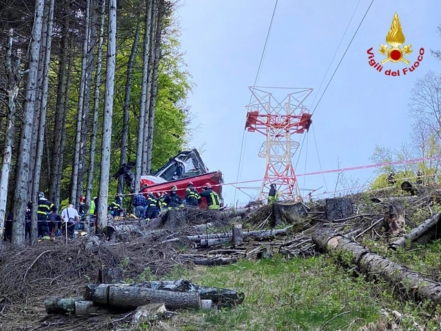 Imágenes de bomberos muestran los escombros de la cabina en una zona boscosa cuya fuerte pendiente dificulta el acceso. Foto de los bomberos italianos de Vigili del Fuoco. Foto Ap 