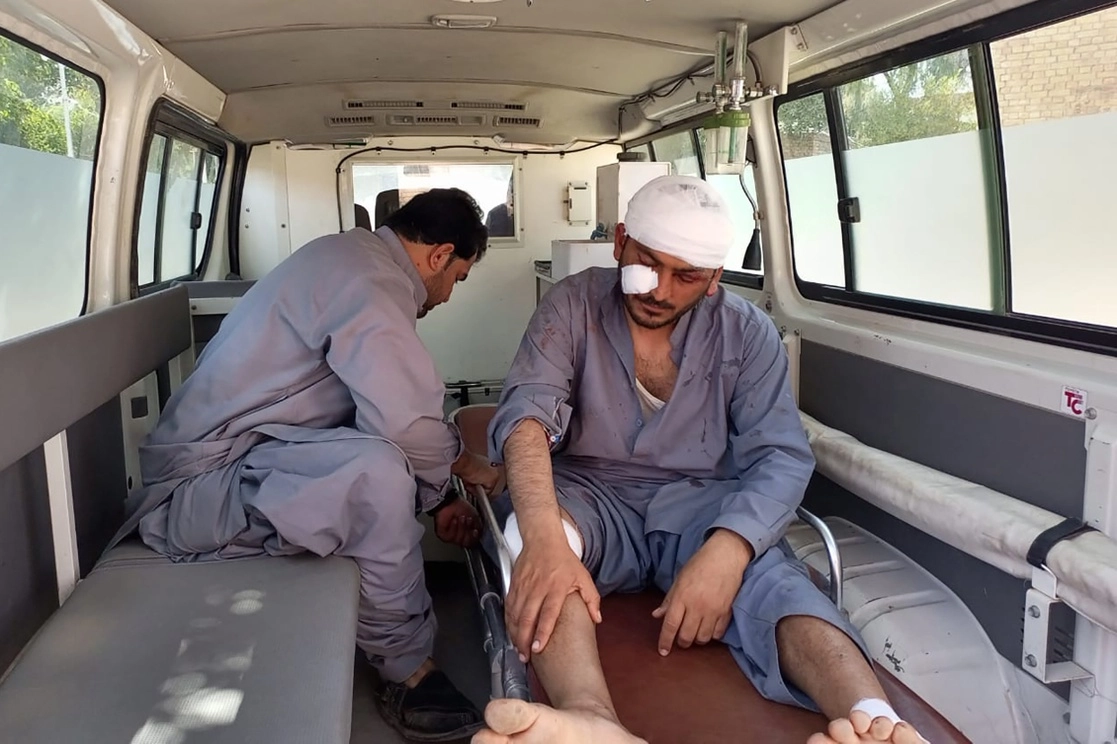 Un hombre lastimado en el bombardeo es trasladado en ambulancia al hospital en Sibi, Pakistán, el 6 de marzo de 2023. Foto Ap 
