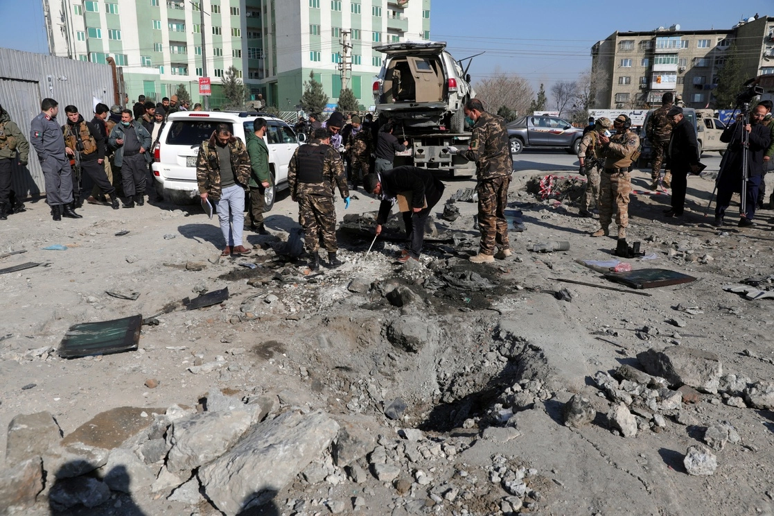 Agentes afganos revisan el sitio donde estalló una bomba en Kabul, el pasado 15 de diciembre. Foto Ap