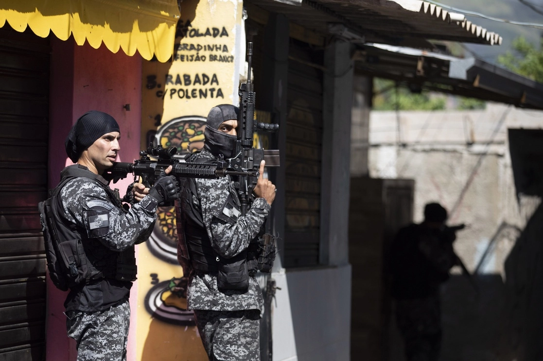 Agentes de la Policía Civil de Río durante una operación policial contra narcotraficantes en la favela Jacarezinho en Río de Janeiro, Brasil, donde un oficial de la policía civil y 22 sospechosos murieron, el 6 de mayo de 2021. Foto Ap