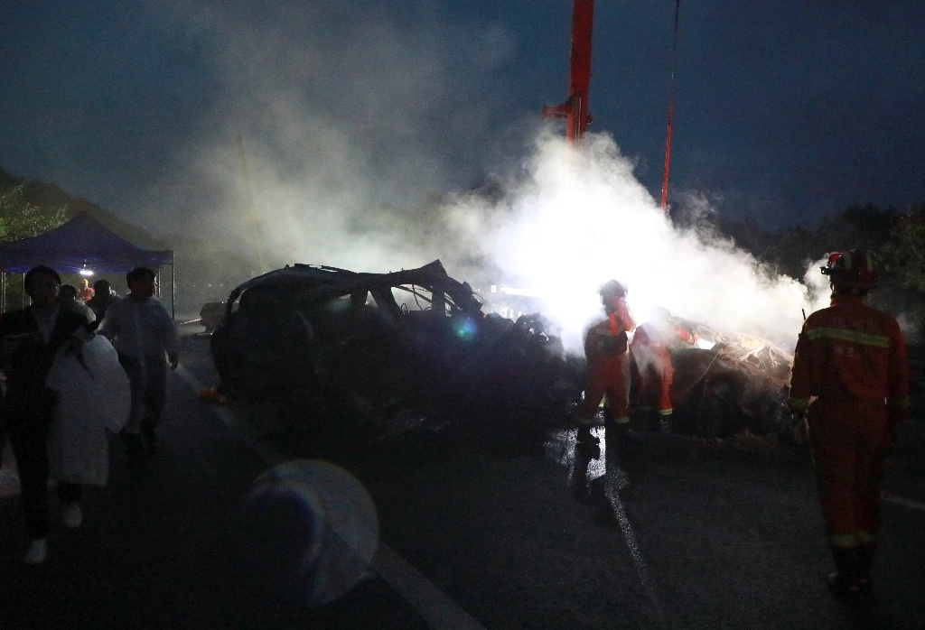 Al menos 24 personas murieron el miércoles en China por el colapso de un tramo de autopista provocada por las intensas lluvias de los últimos días en la provincia meridional de Cantón. Foto Xinhua 
