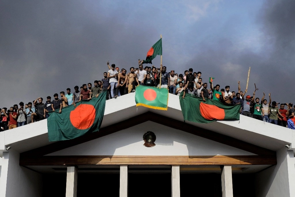 Manifestantes antigubernamentales  ingresaron al palacio de gobierno de la derrocada primera ministra, Sheikh Hasina, en Daca, Bangladés. Foto Afp 
