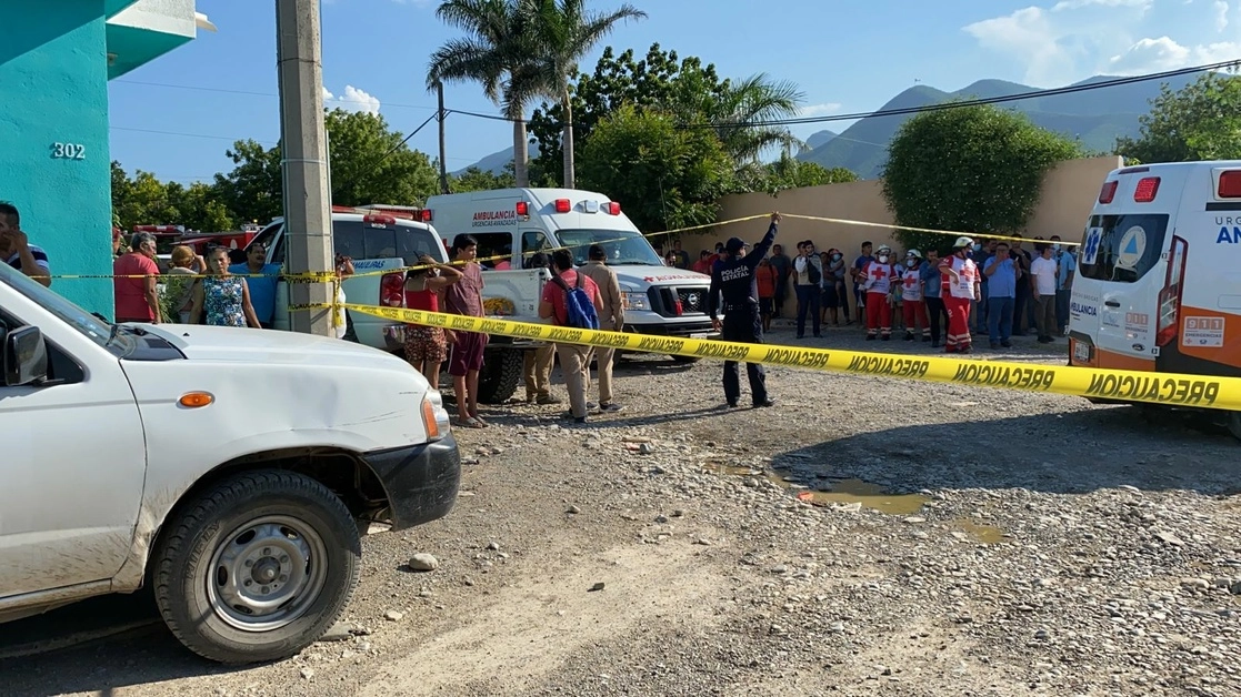 Los trabajadores de la Comapa realizaban trabajos dentro de una alcantarilla. Foto La Jornada
