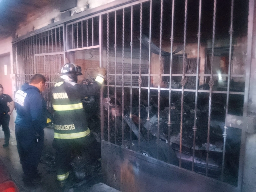 Un incendio en el populoso fraccionamiento J. Guadalupe Peralta, en la zona oriente de esta ciudad, dejó cinco personas, integrantes de una familia, calcinadas. Foto Claudio Bañuelos